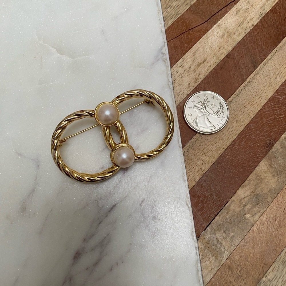 VINTAGE - Yellow Gold Tone Pearl Brooch
